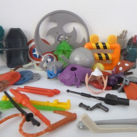 LOT ACTION FIGURE TOY WEAPONS & EXTRAS - Picture 5 of 6